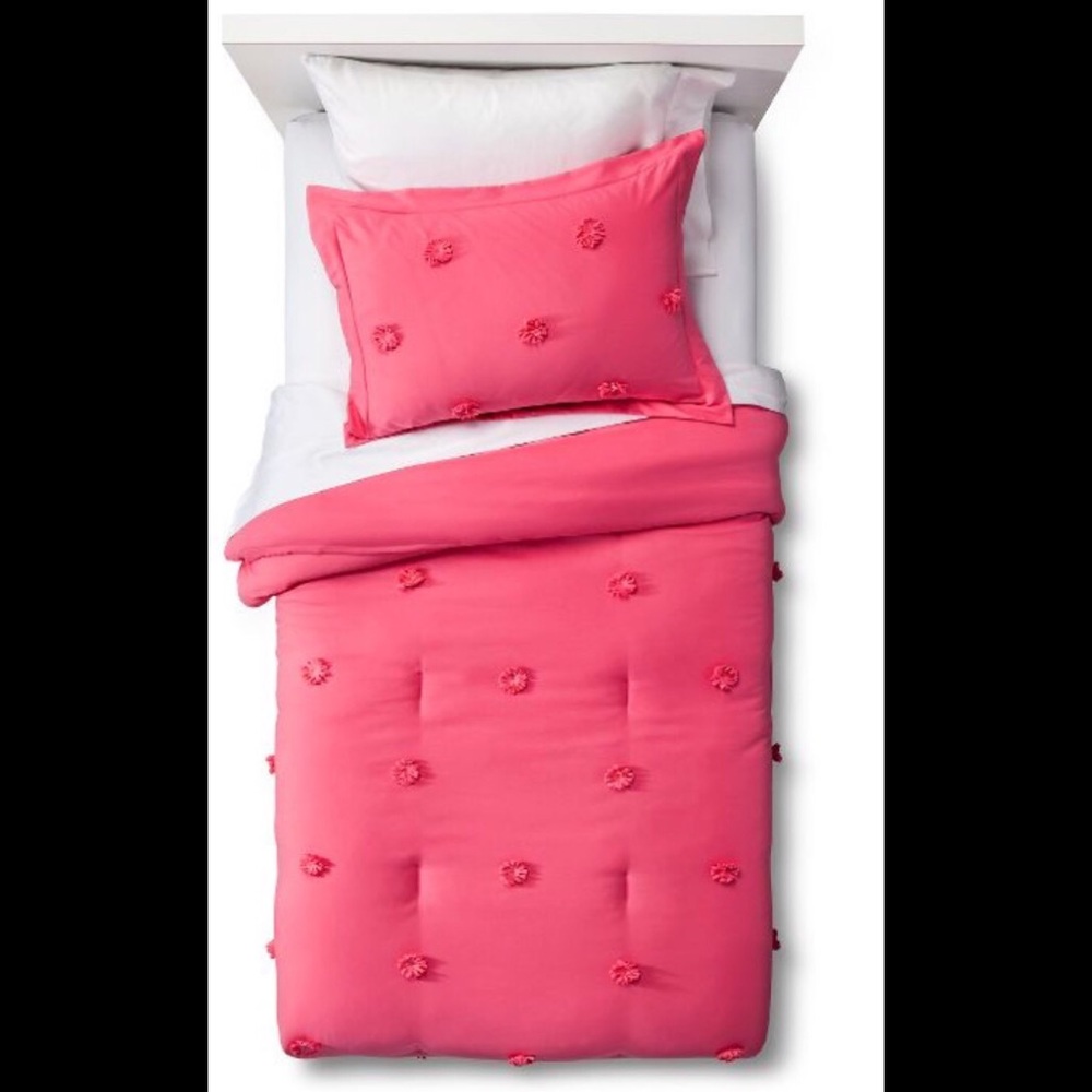 Girl’s Pillowfort Pom Pom Comfort Set